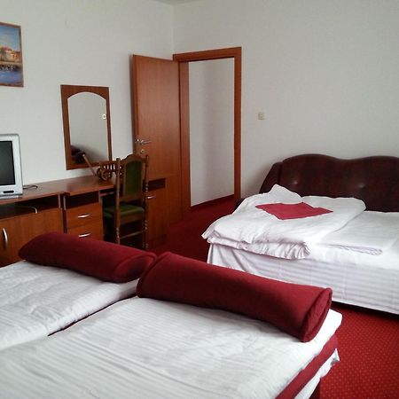 Hotel Mirni Kutak Оточац Экстерьер фото