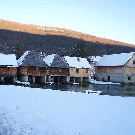 Hotel Mirni Kutak Оточац Экстерьер фото