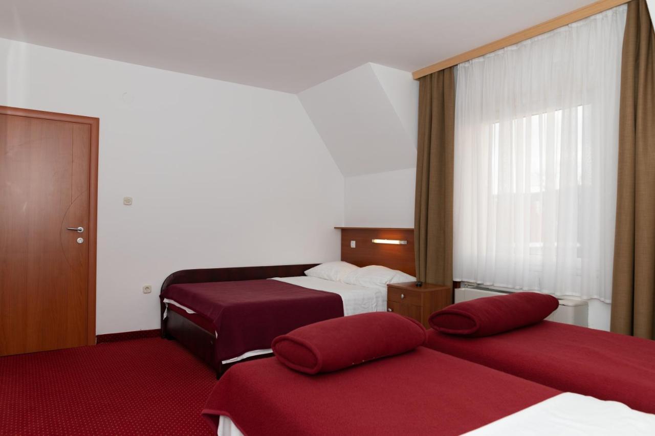 Hotel Mirni Kutak Оточац Экстерьер фото