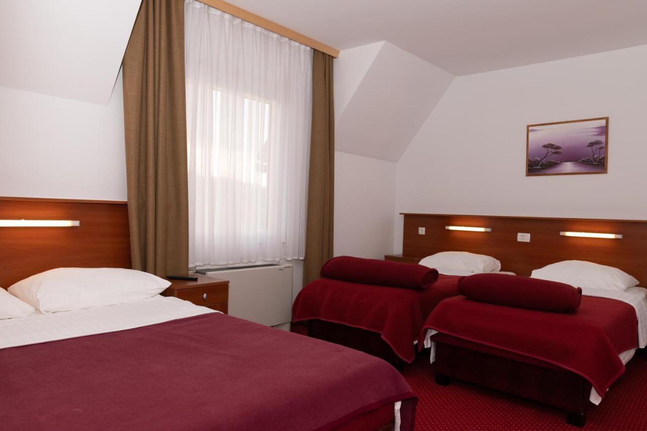 Hotel Mirni Kutak Оточац Экстерьер фото