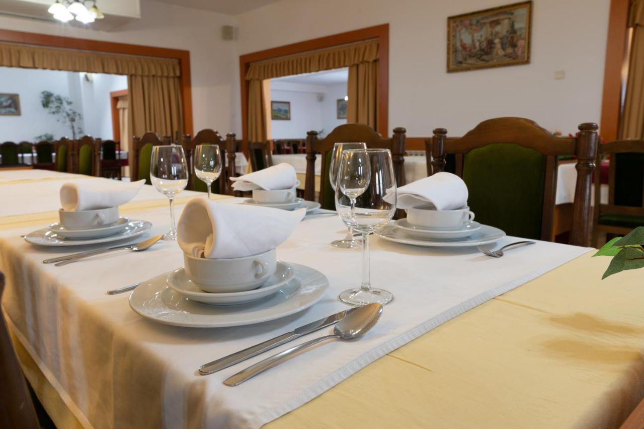 Hotel Mirni Kutak Оточац Экстерьер фото
