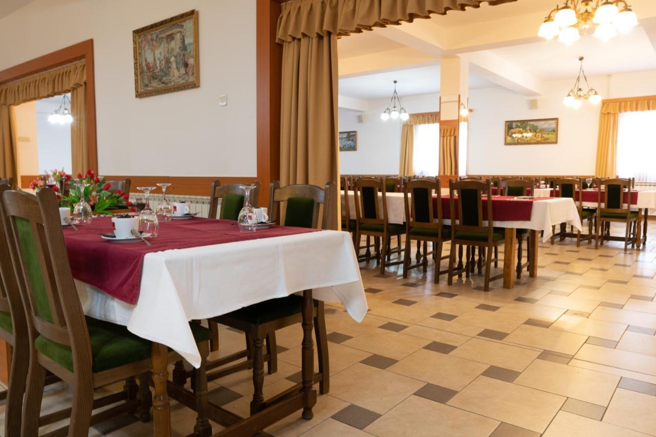 Hotel Mirni Kutak Оточац Экстерьер фото