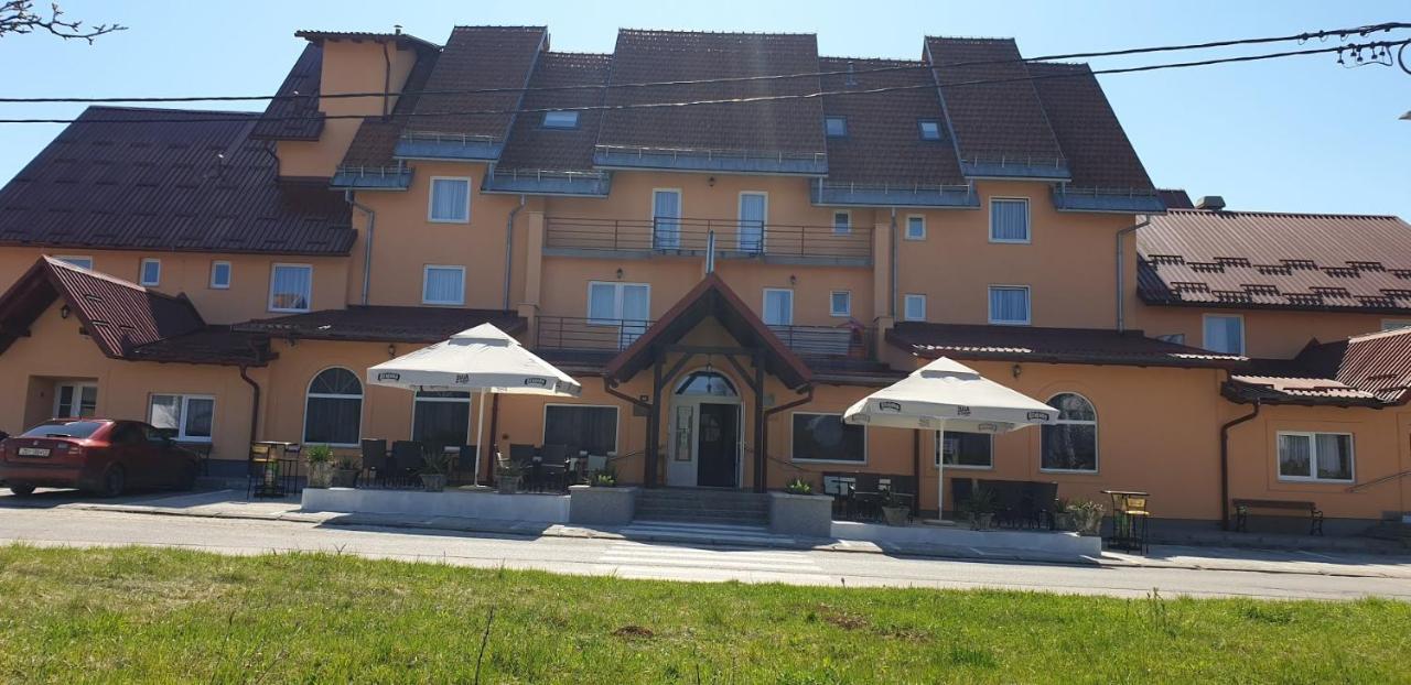 Hotel Mirni Kutak Оточац Экстерьер фото