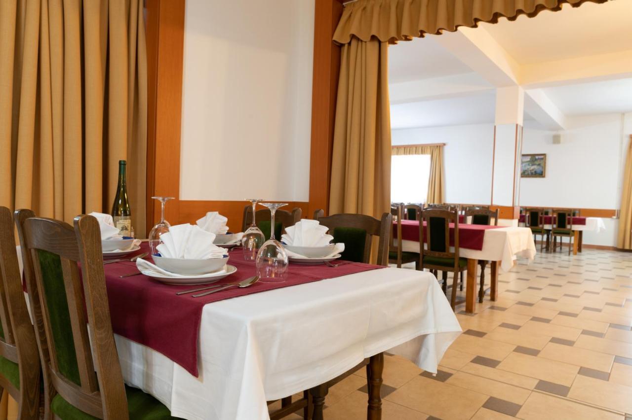 Hotel Mirni Kutak Оточац Экстерьер фото