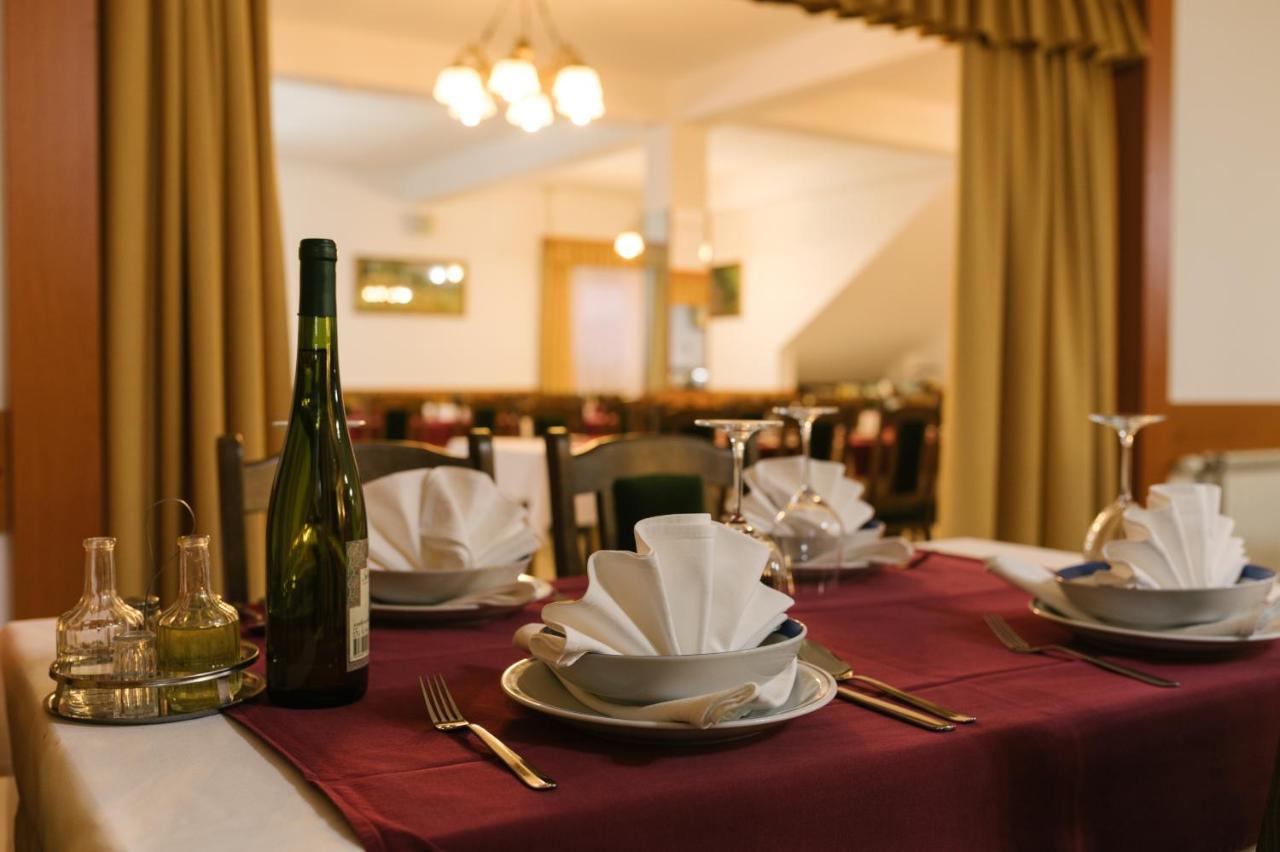 Hotel Mirni Kutak Оточац Экстерьер фото