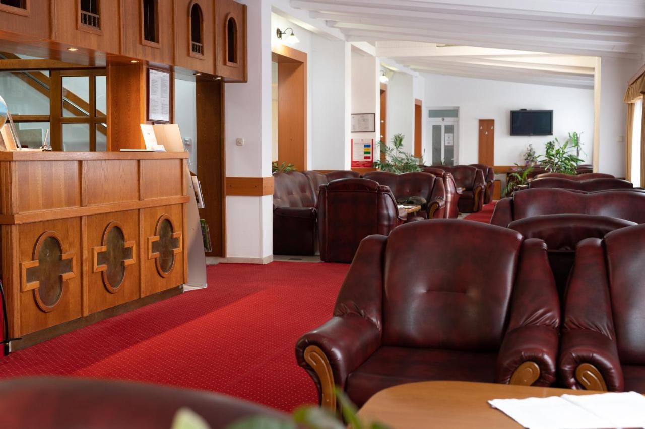 Hotel Mirni Kutak Оточац Экстерьер фото