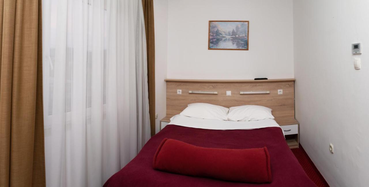 Hotel Mirni Kutak Оточац Экстерьер фото