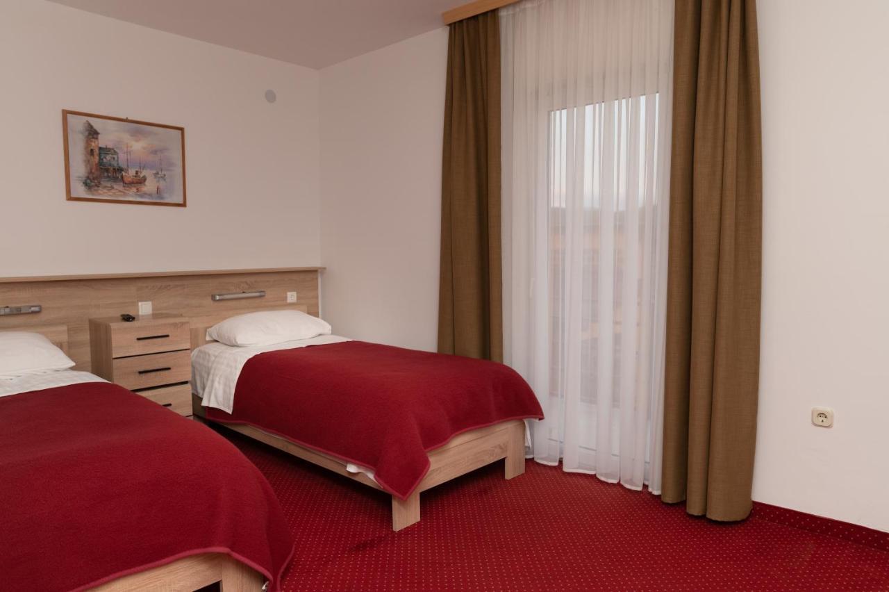 Hotel Mirni Kutak Оточац Экстерьер фото