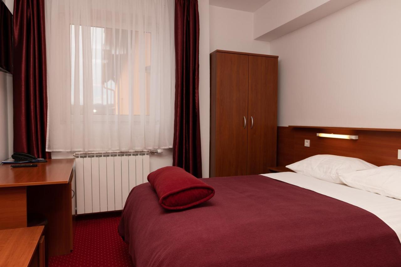 Hotel Mirni Kutak Оточац Экстерьер фото