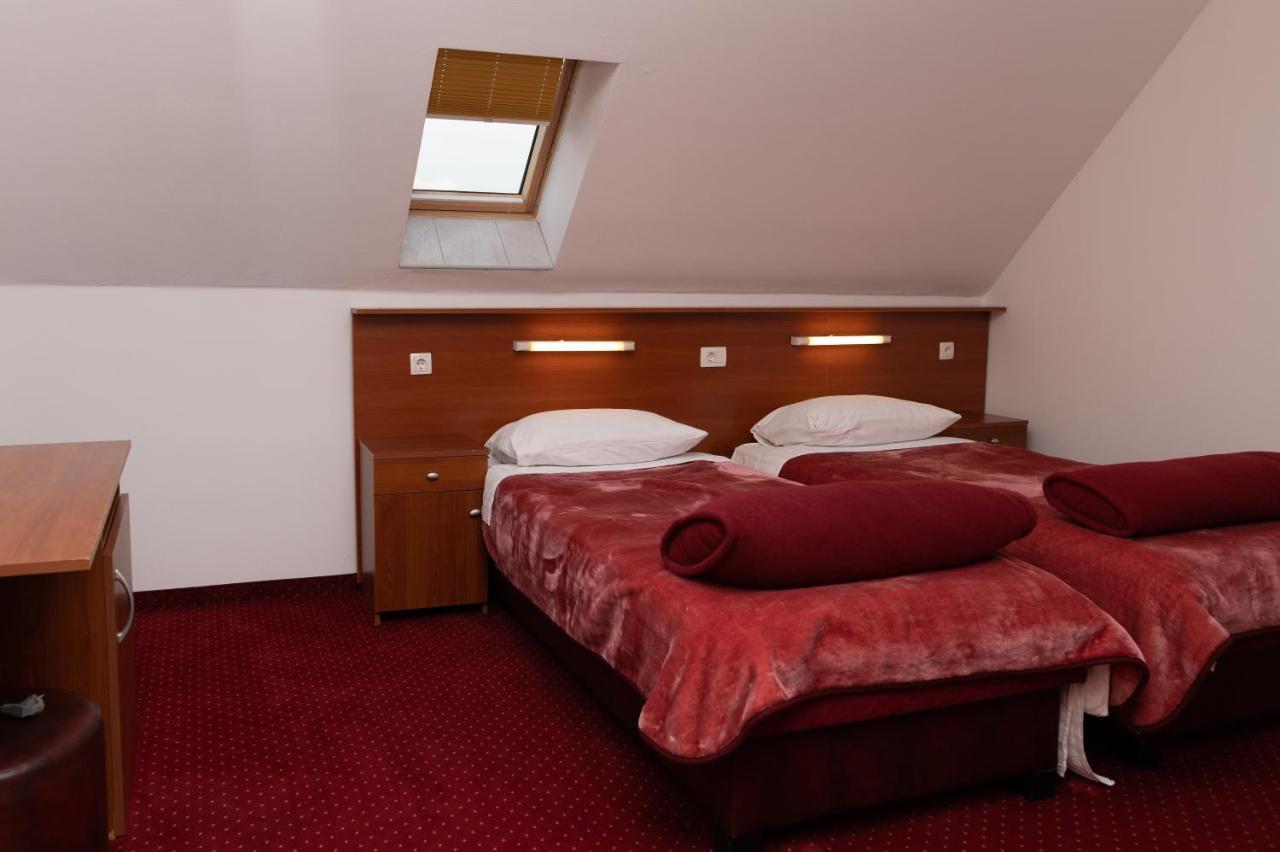 Hotel Mirni Kutak Оточац Экстерьер фото