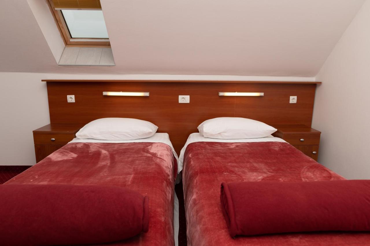 Hotel Mirni Kutak Оточац Экстерьер фото