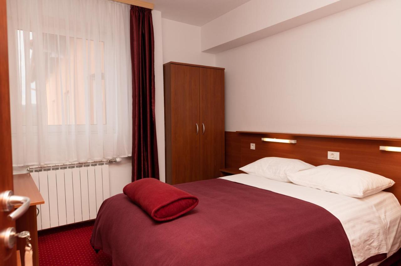 Hotel Mirni Kutak Оточац Экстерьер фото