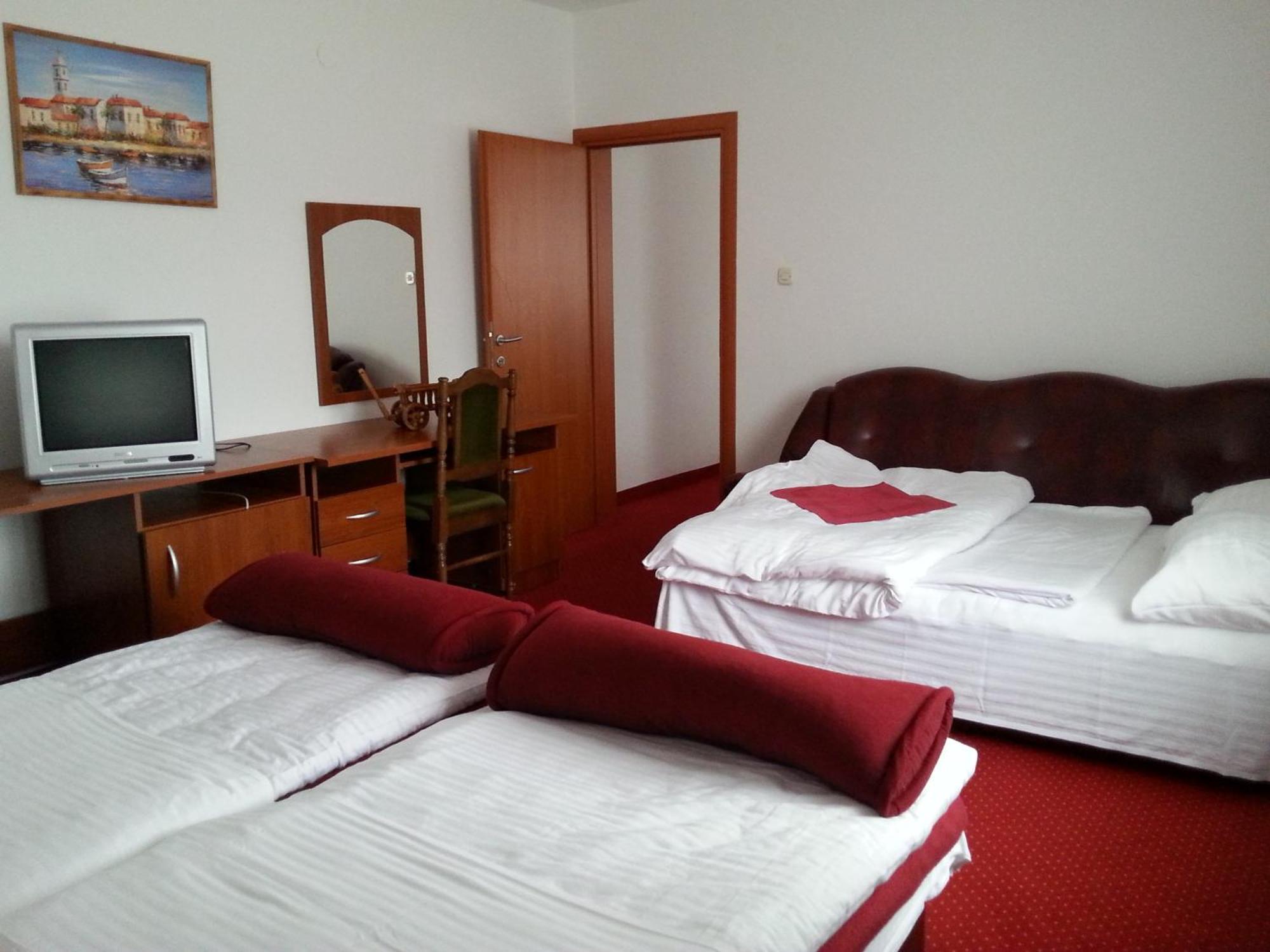 Hotel Mirni Kutak Оточац Экстерьер фото