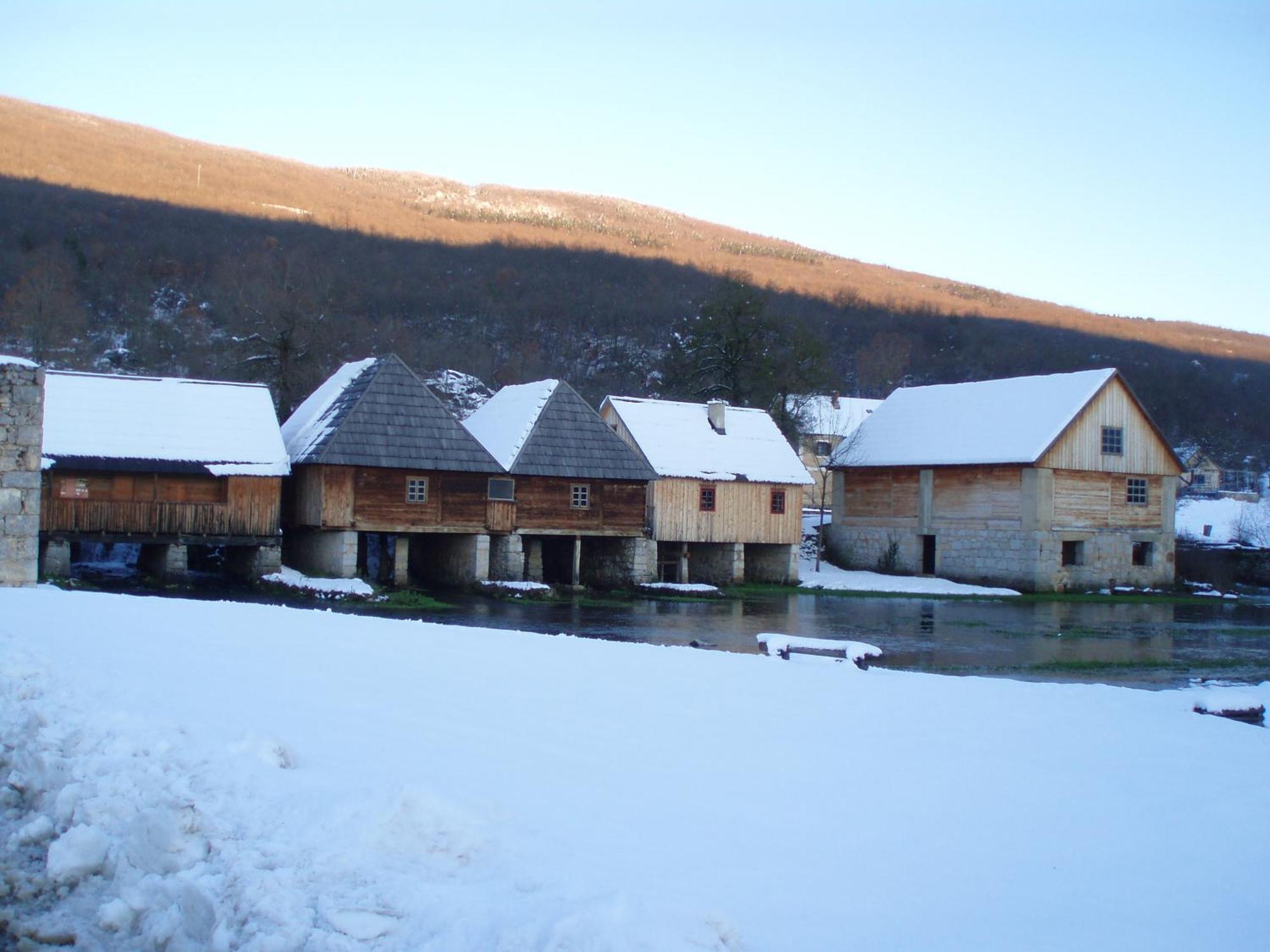 Hotel Mirni Kutak Оточац Экстерьер фото