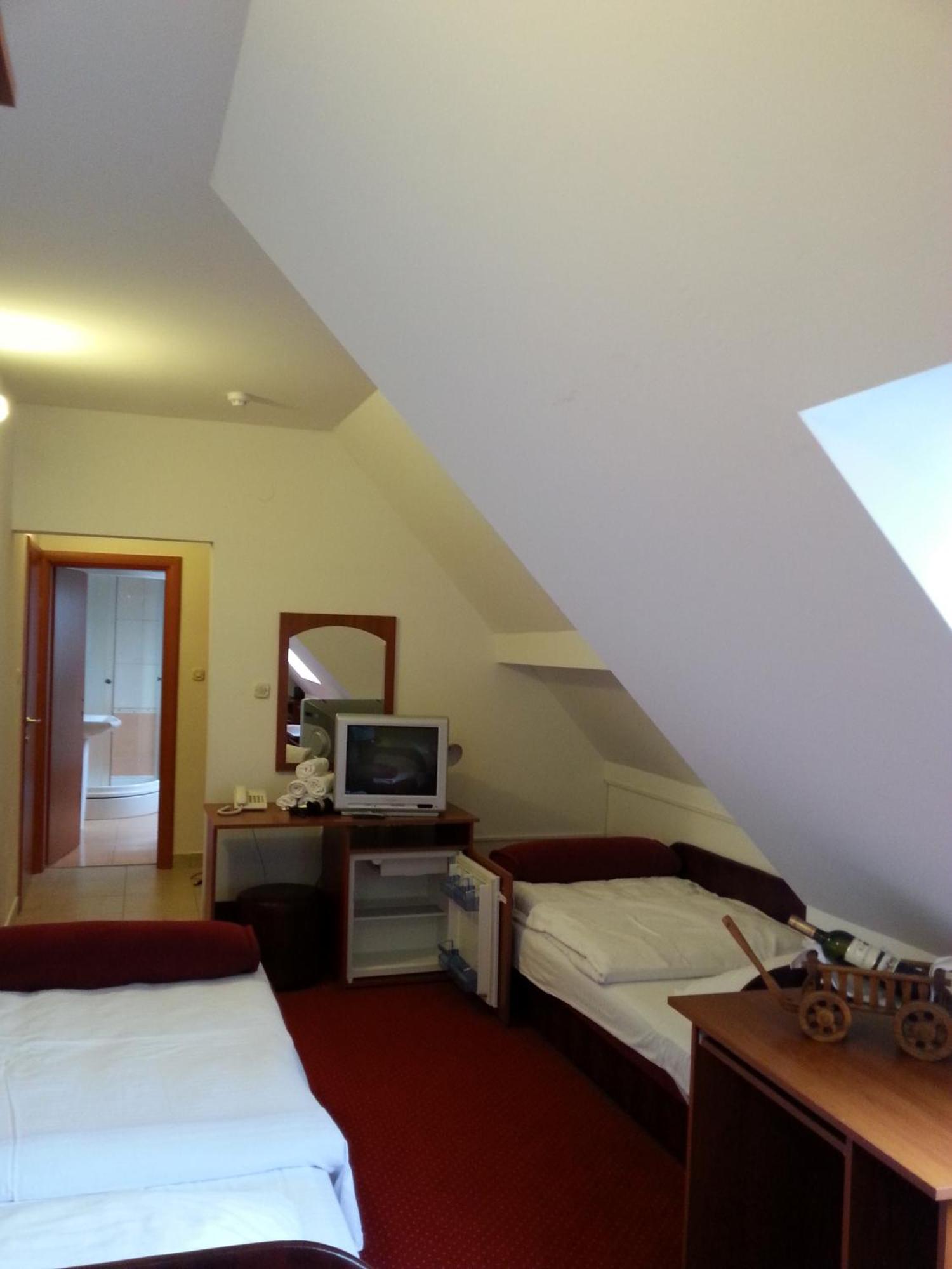 Hotel Mirni Kutak Оточац Номер фото