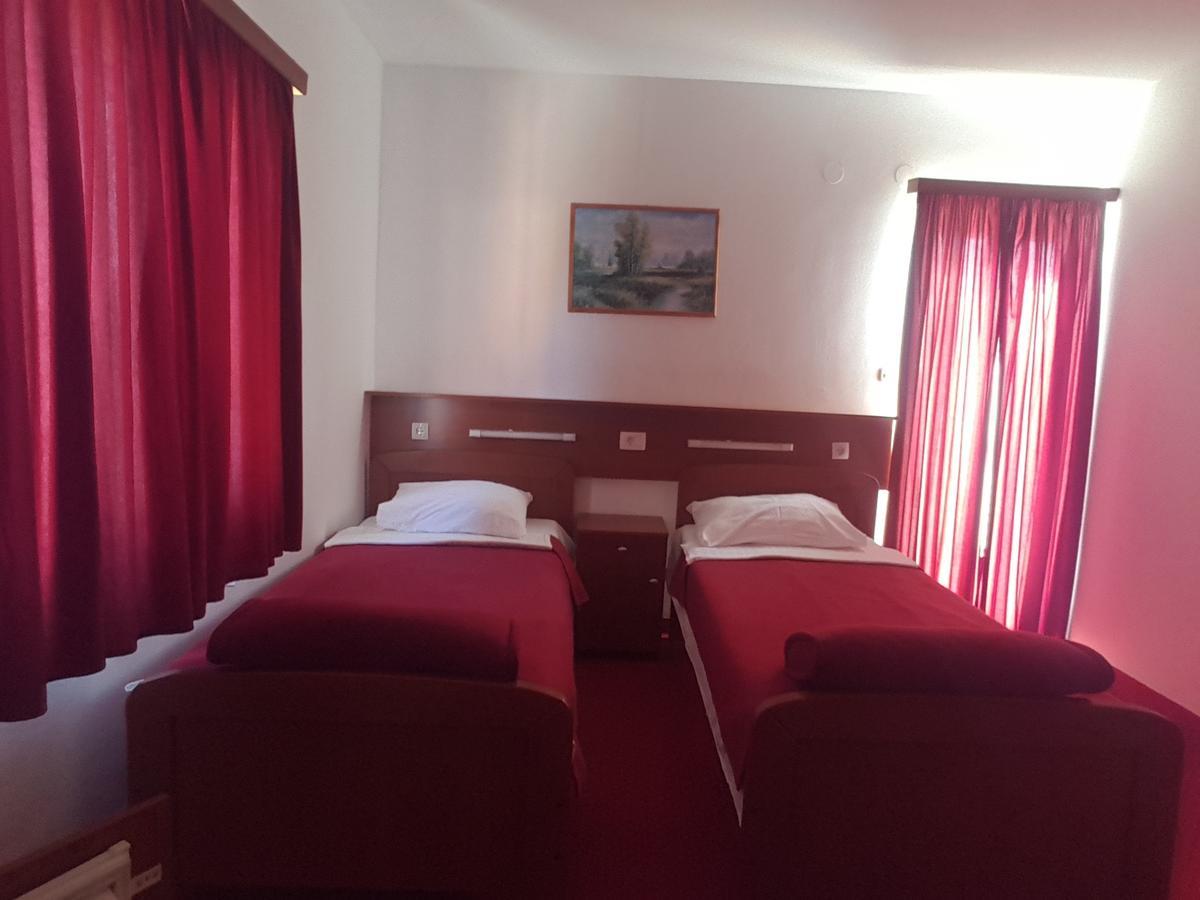 Hotel Mirni Kutak Оточац Экстерьер фото