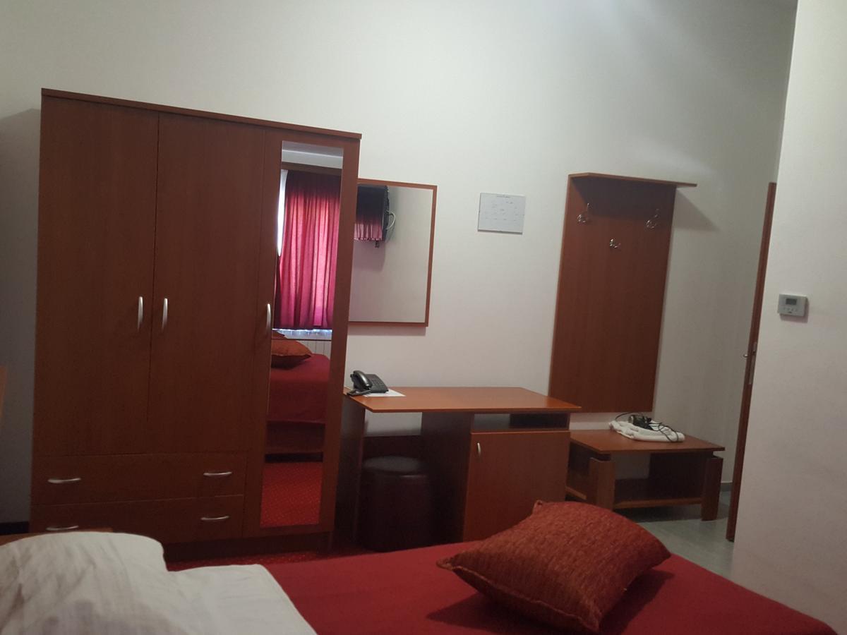Hotel Mirni Kutak Оточац Экстерьер фото