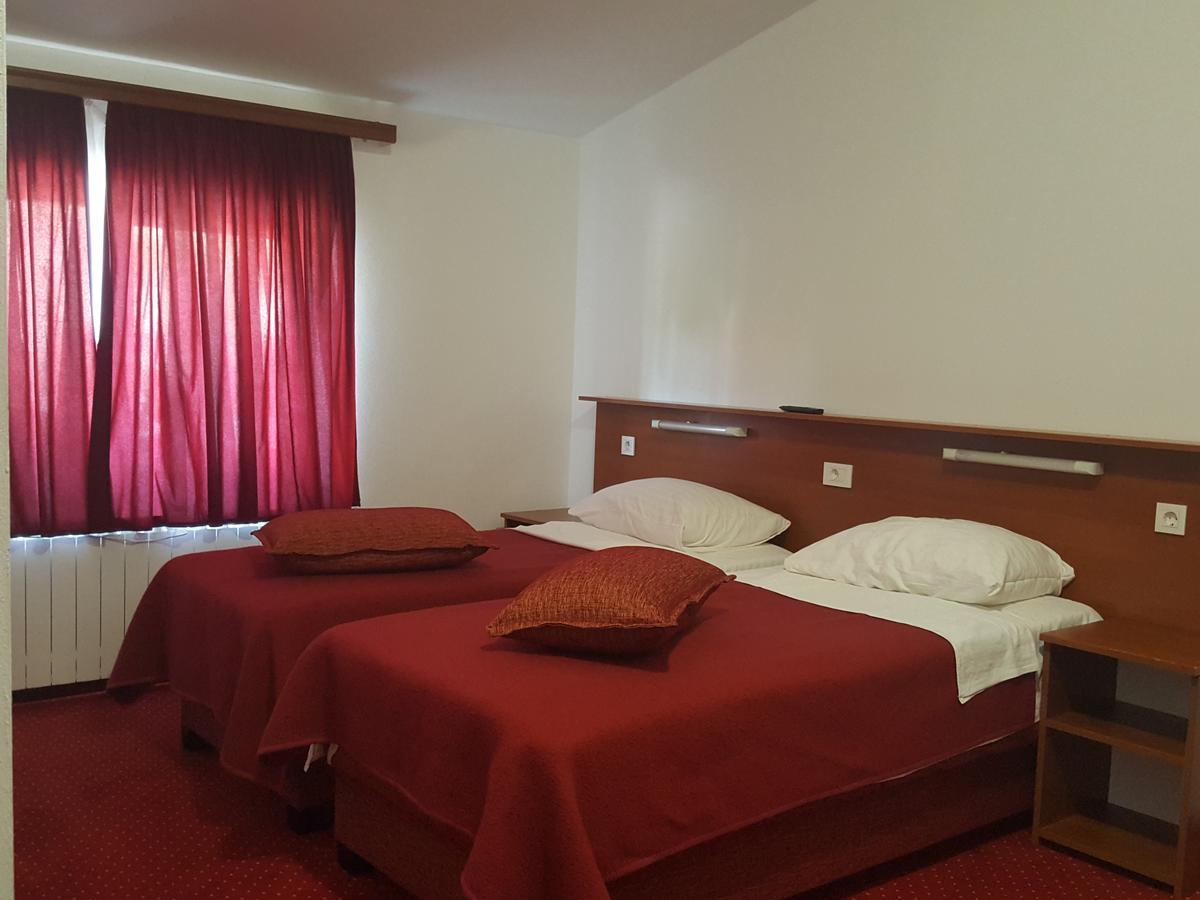 Hotel Mirni Kutak Оточац Экстерьер фото