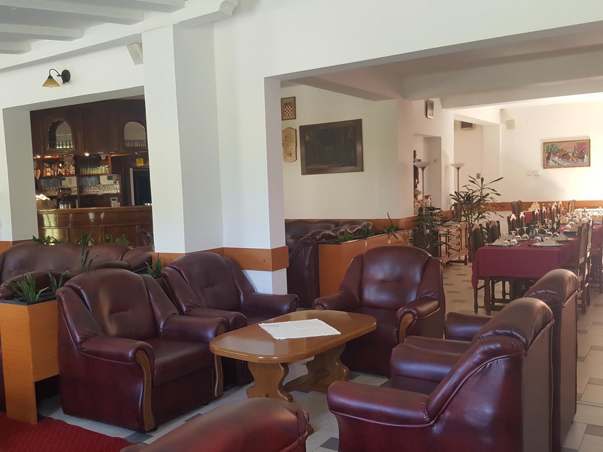 Hotel Mirni Kutak Оточац Экстерьер фото