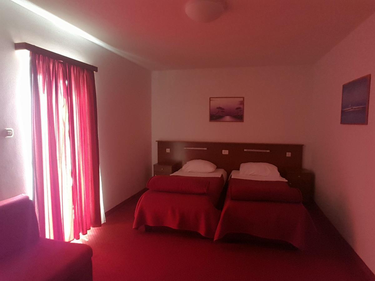 Hotel Mirni Kutak Оточац Экстерьер фото