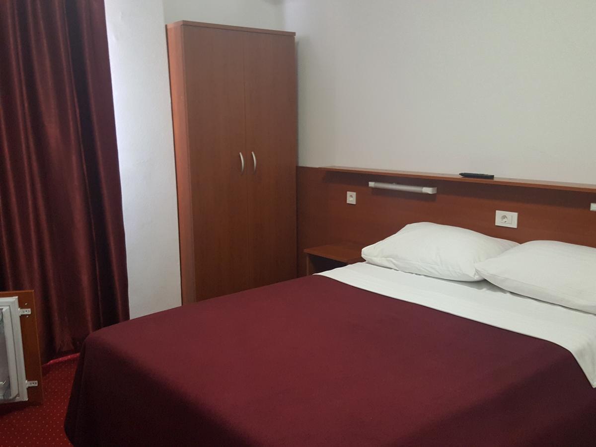 Hotel Mirni Kutak Оточац Экстерьер фото
