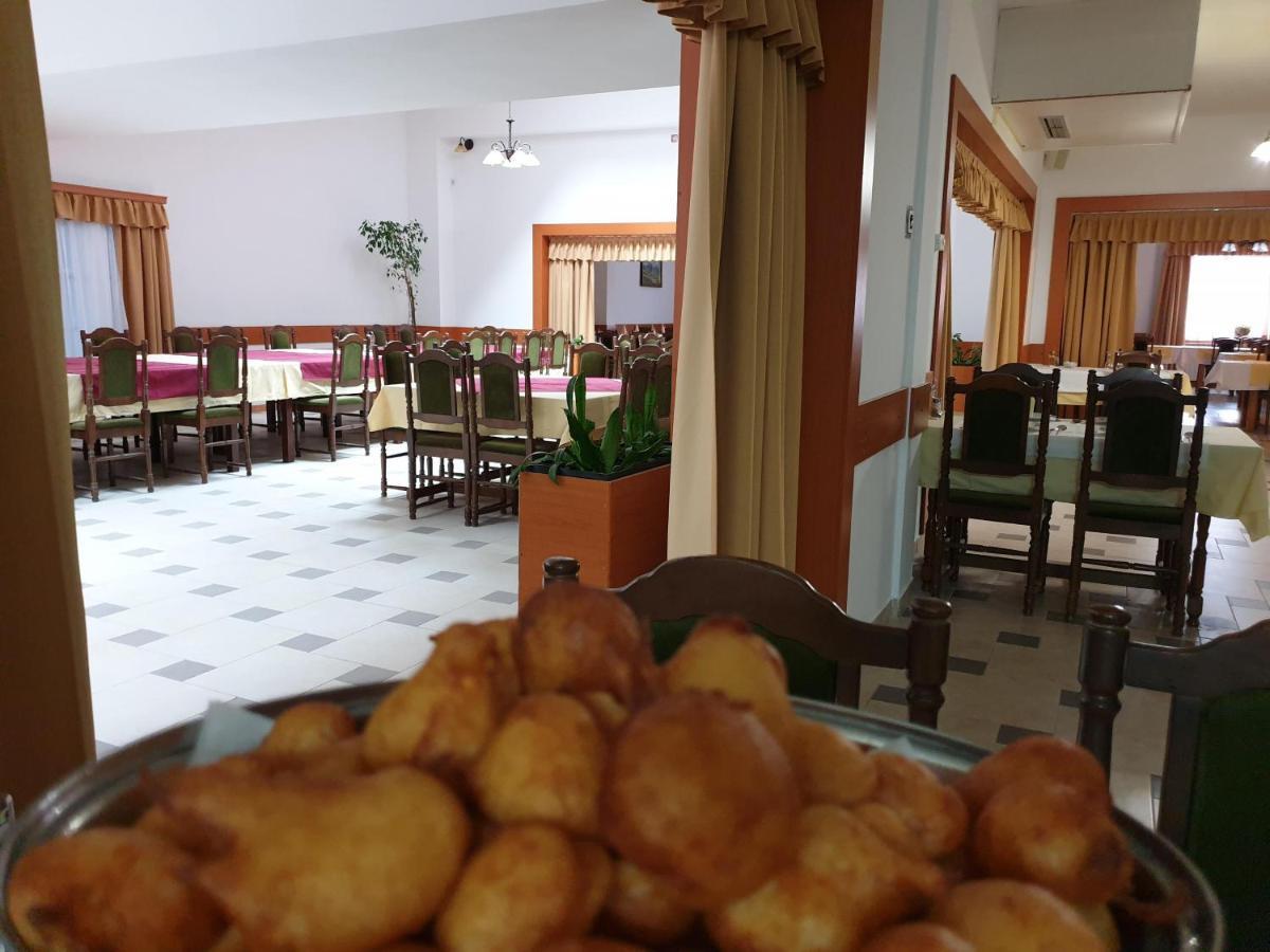 Hotel Mirni Kutak Оточац Экстерьер фото