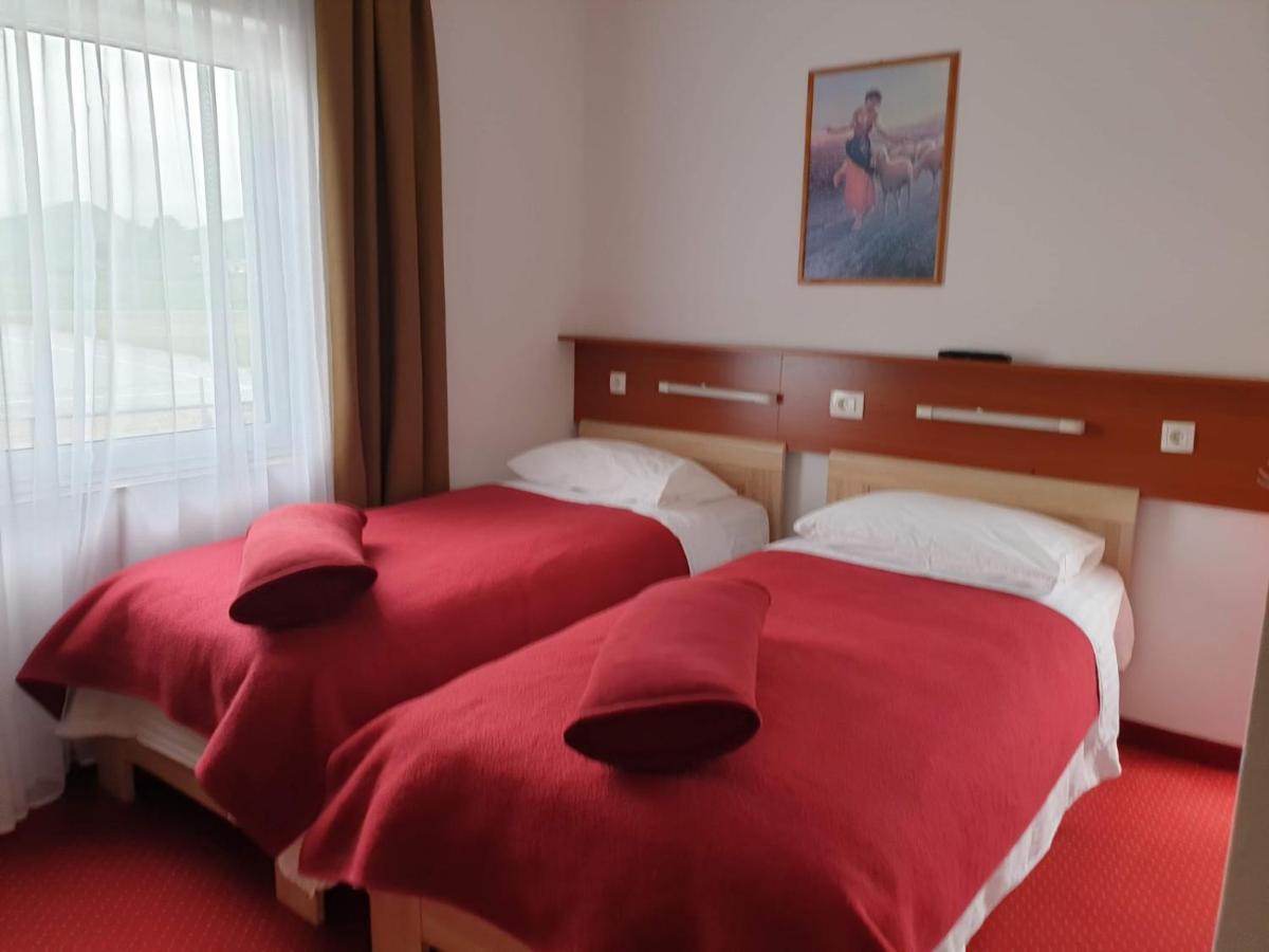 Hotel Mirni Kutak Оточац Экстерьер фото