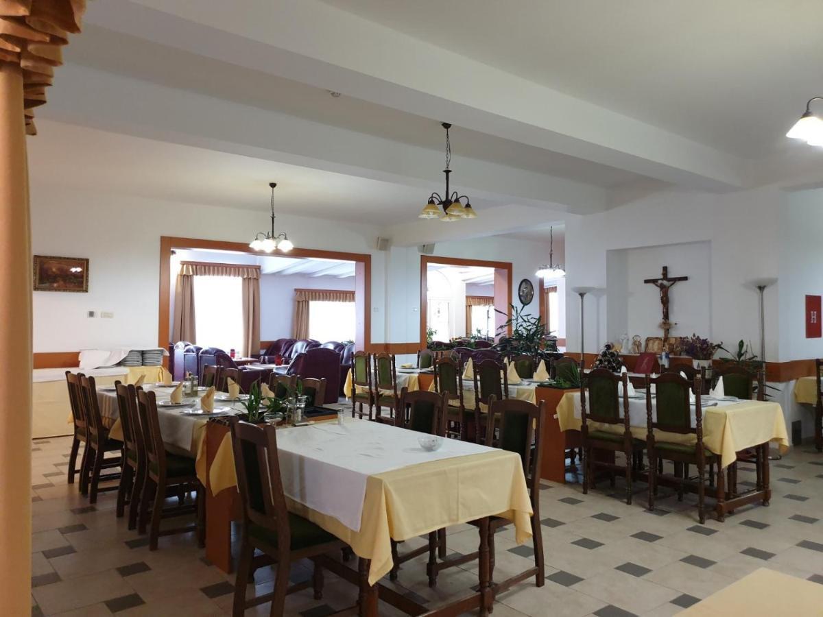 Hotel Mirni Kutak Оточац Экстерьер фото