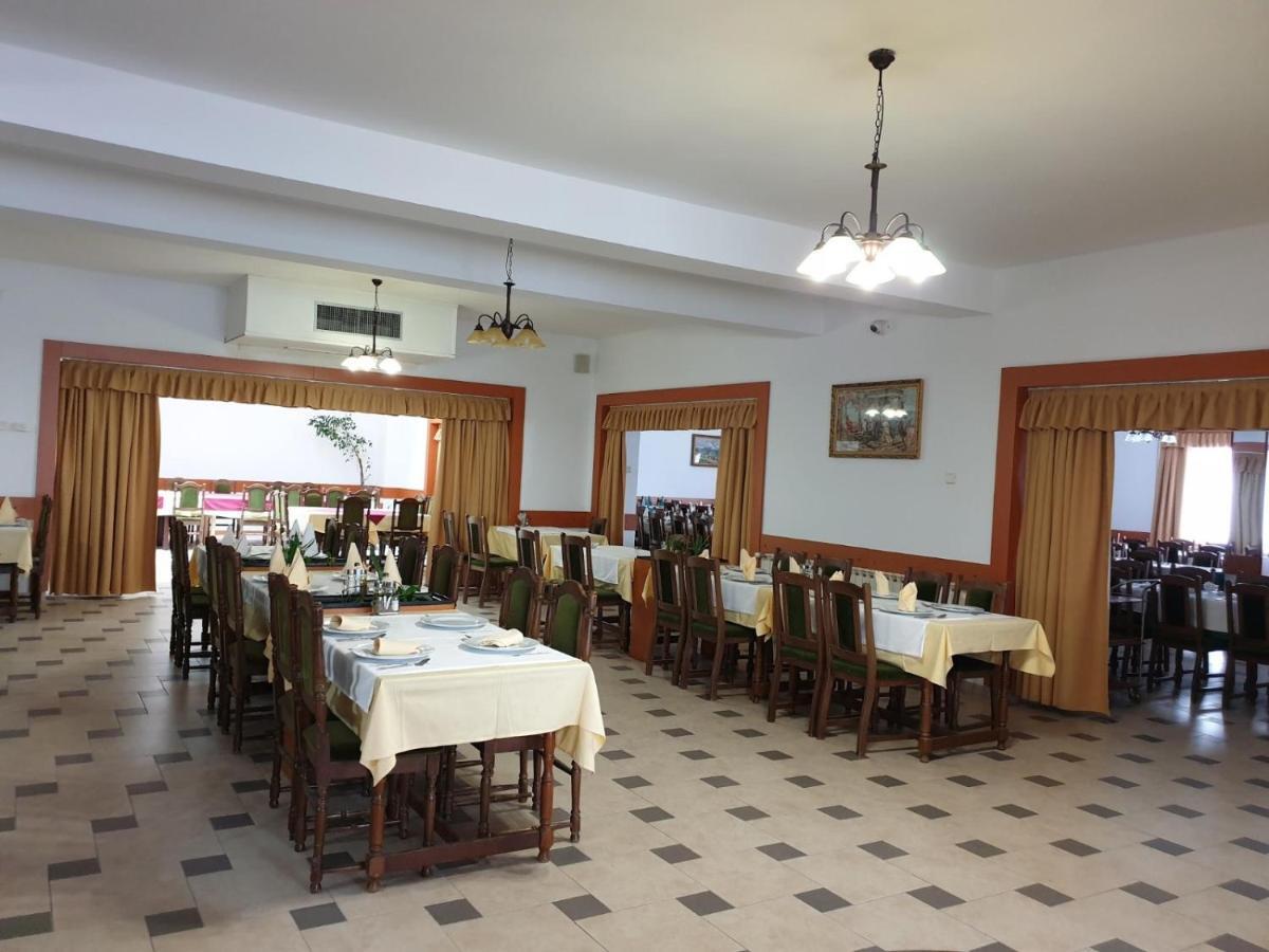 Hotel Mirni Kutak Оточац Экстерьер фото