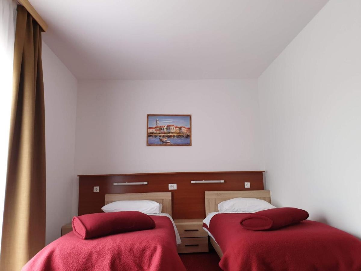 Hotel Mirni Kutak Оточац Экстерьер фото