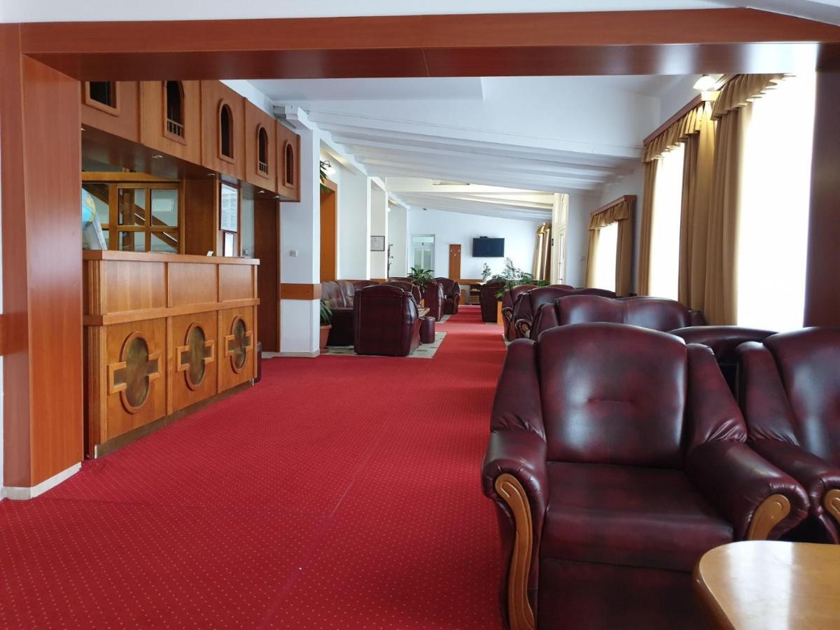 Hotel Mirni Kutak Оточац Экстерьер фото