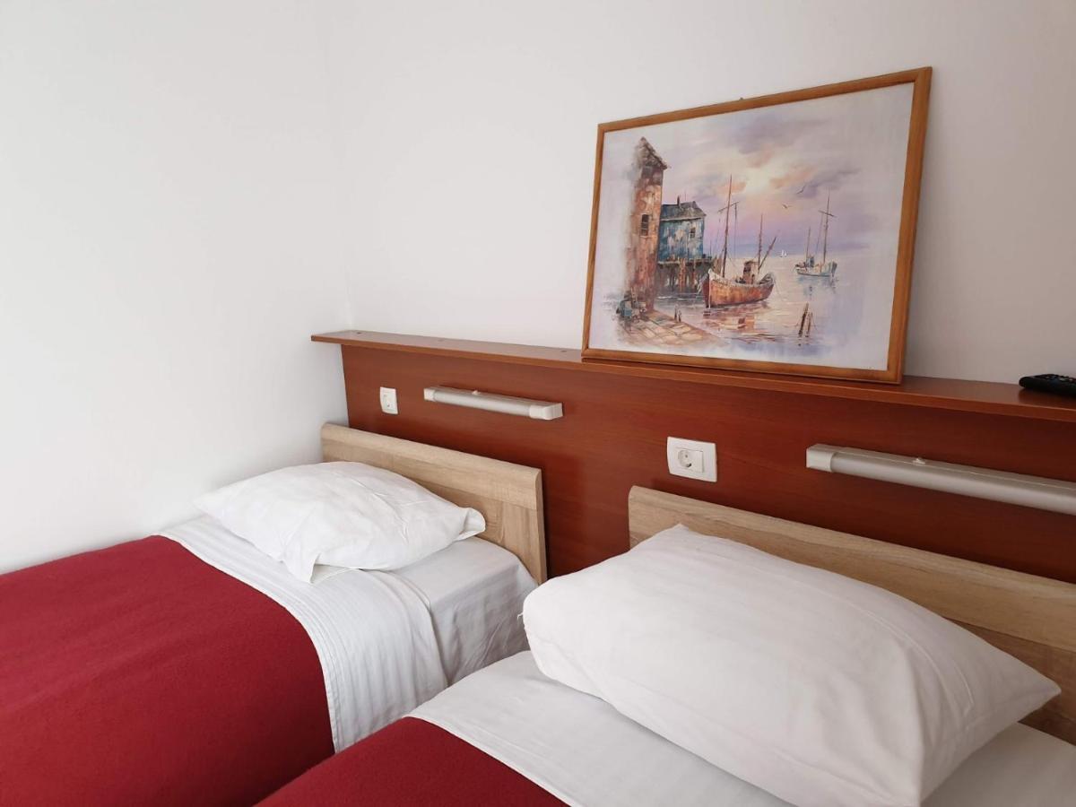 Hotel Mirni Kutak Оточац Экстерьер фото
