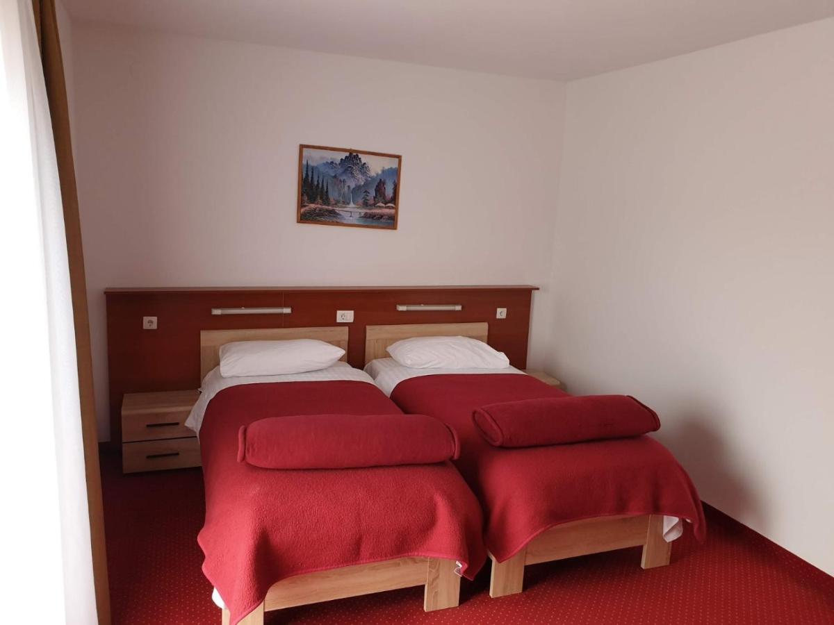 Hotel Mirni Kutak Оточац Экстерьер фото