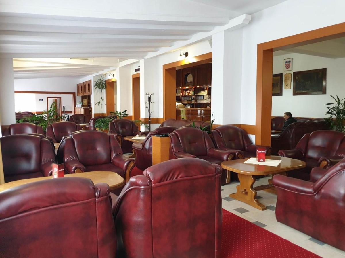 Hotel Mirni Kutak Оточац Экстерьер фото