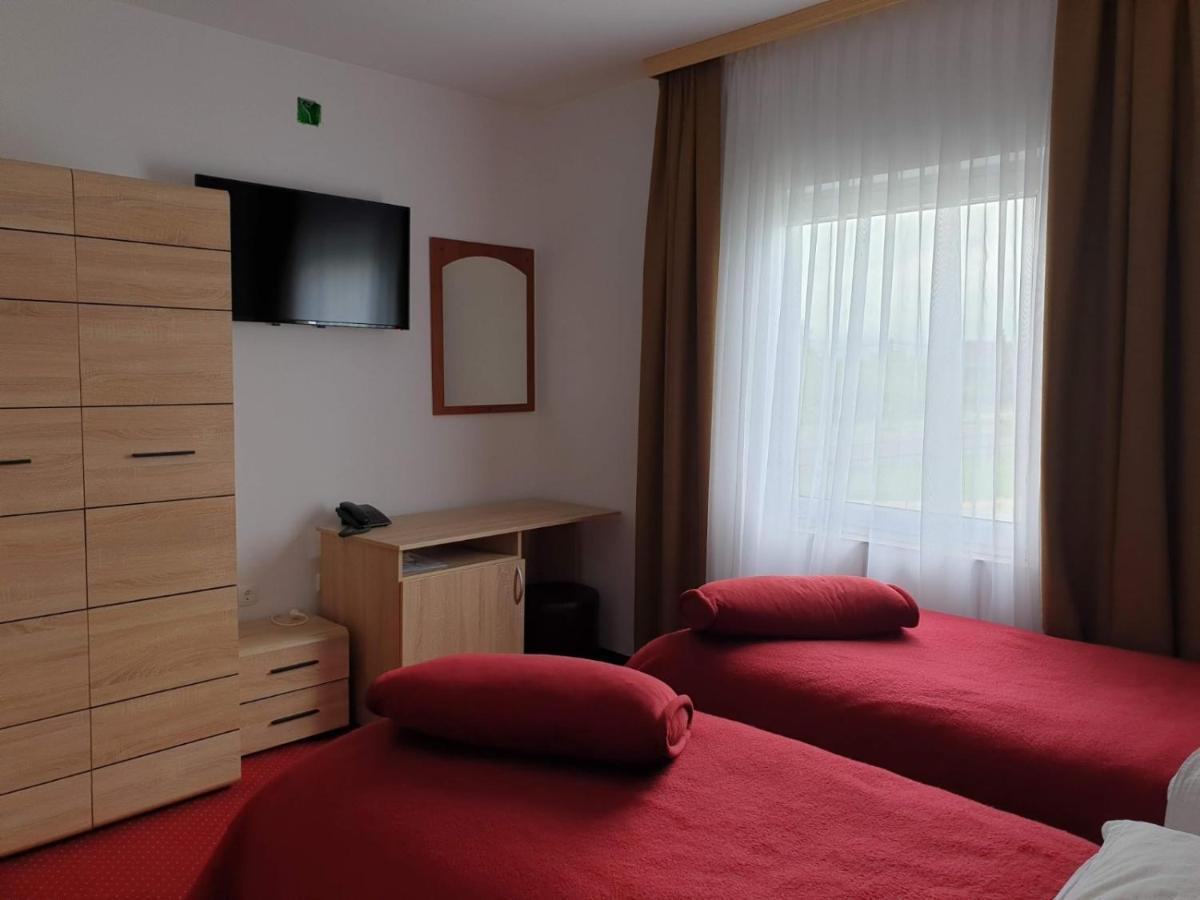 Hotel Mirni Kutak Оточац Экстерьер фото