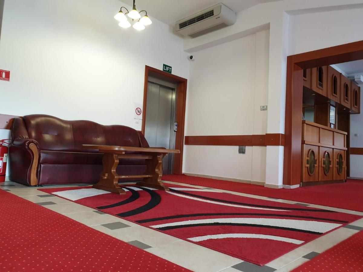 Hotel Mirni Kutak Оточац Экстерьер фото