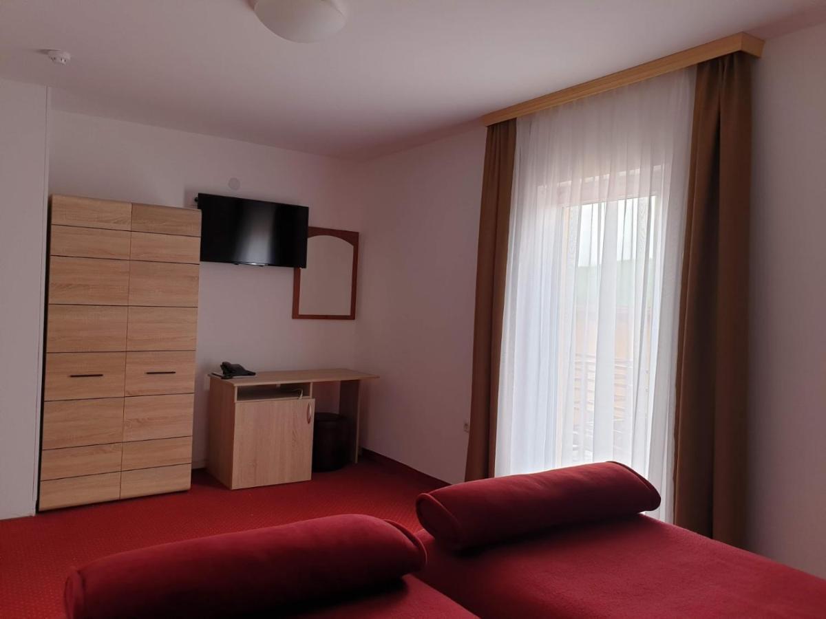 Hotel Mirni Kutak Оточац Экстерьер фото