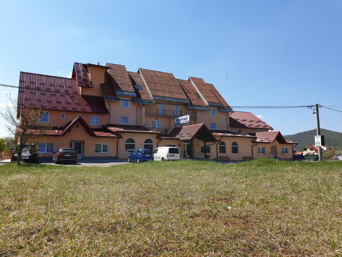 Hotel Mirni Kutak Оточац Экстерьер фото