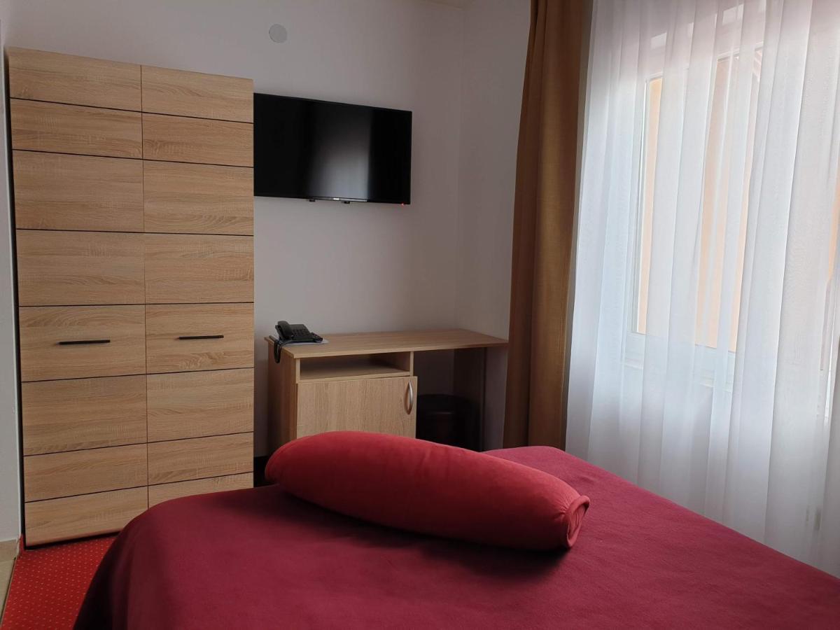 Hotel Mirni Kutak Оточац Экстерьер фото